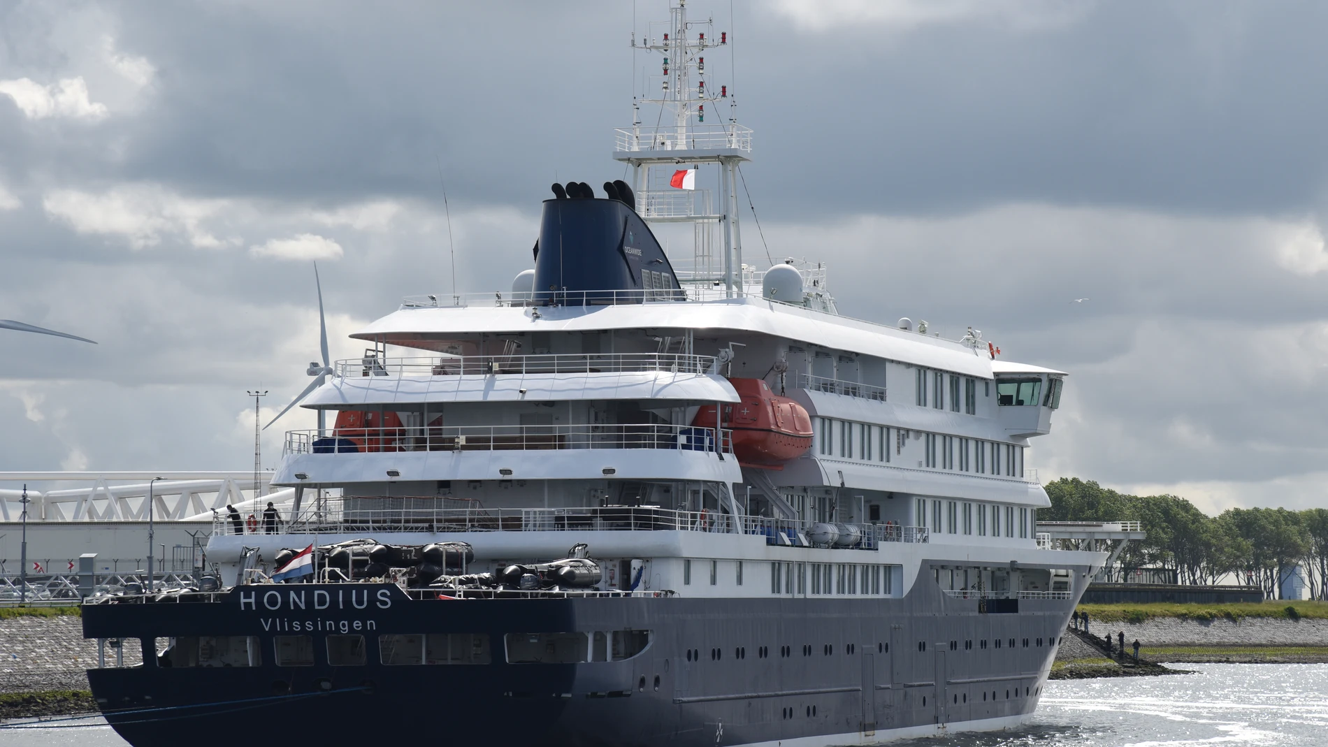 Imagen del MV Hondius llegando al puerto de Rotterdam. Imagen del MV Hondius llegando al puerto de Rotterdam.