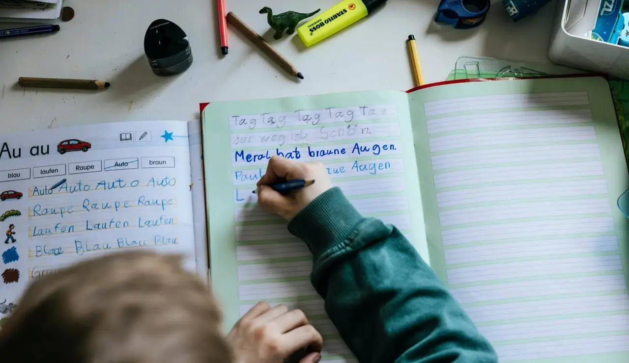 Un niño escribiendo en un cuaderno
