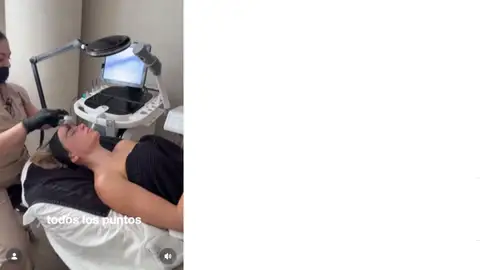 Noemi Hopper haciéndose una limpieza profunda del rostro Noemi Hopper haciéndose una limpieza profunda del rostro