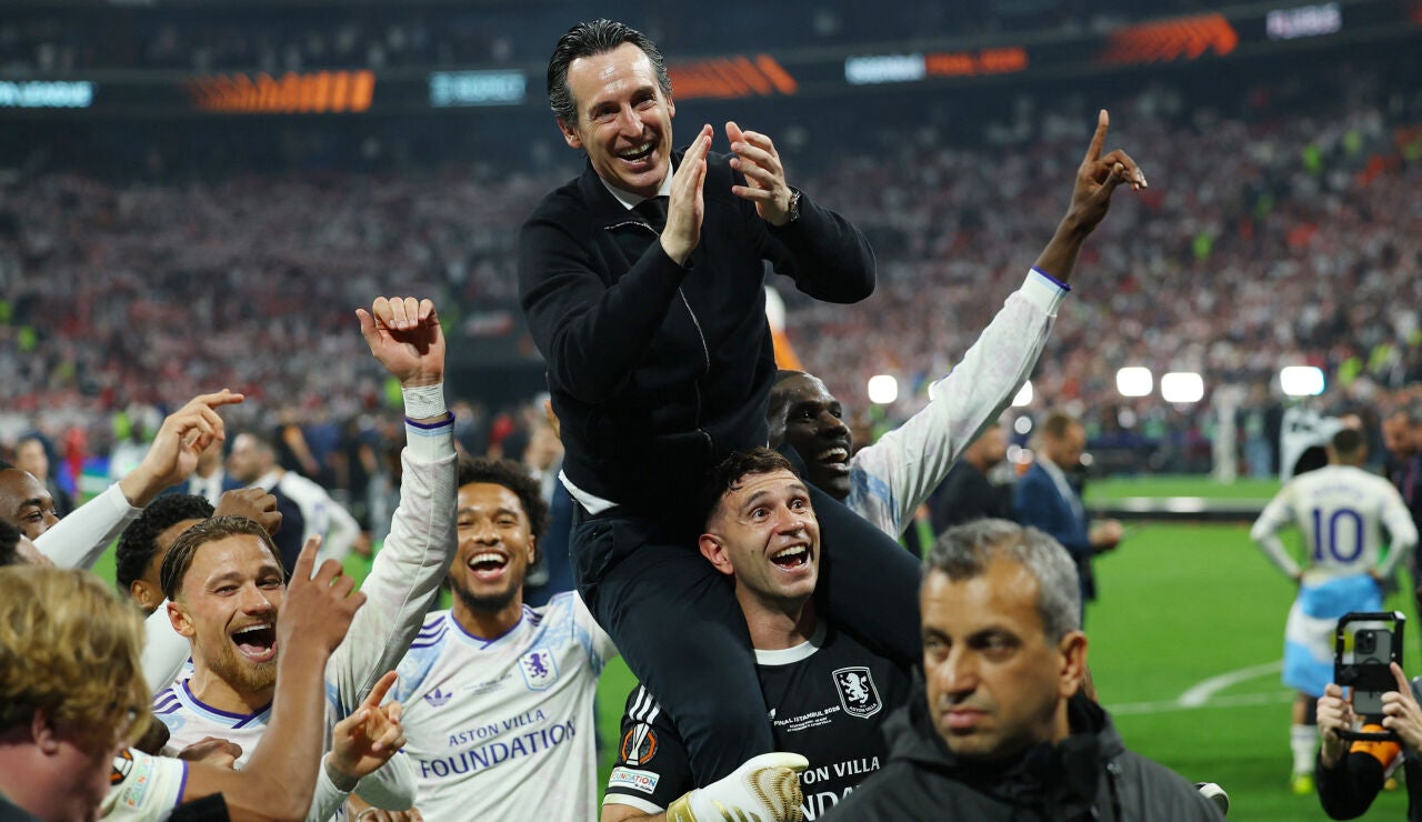 Unai Emery, sobre los hombros del 'Dibu' Mart&iacute;nez