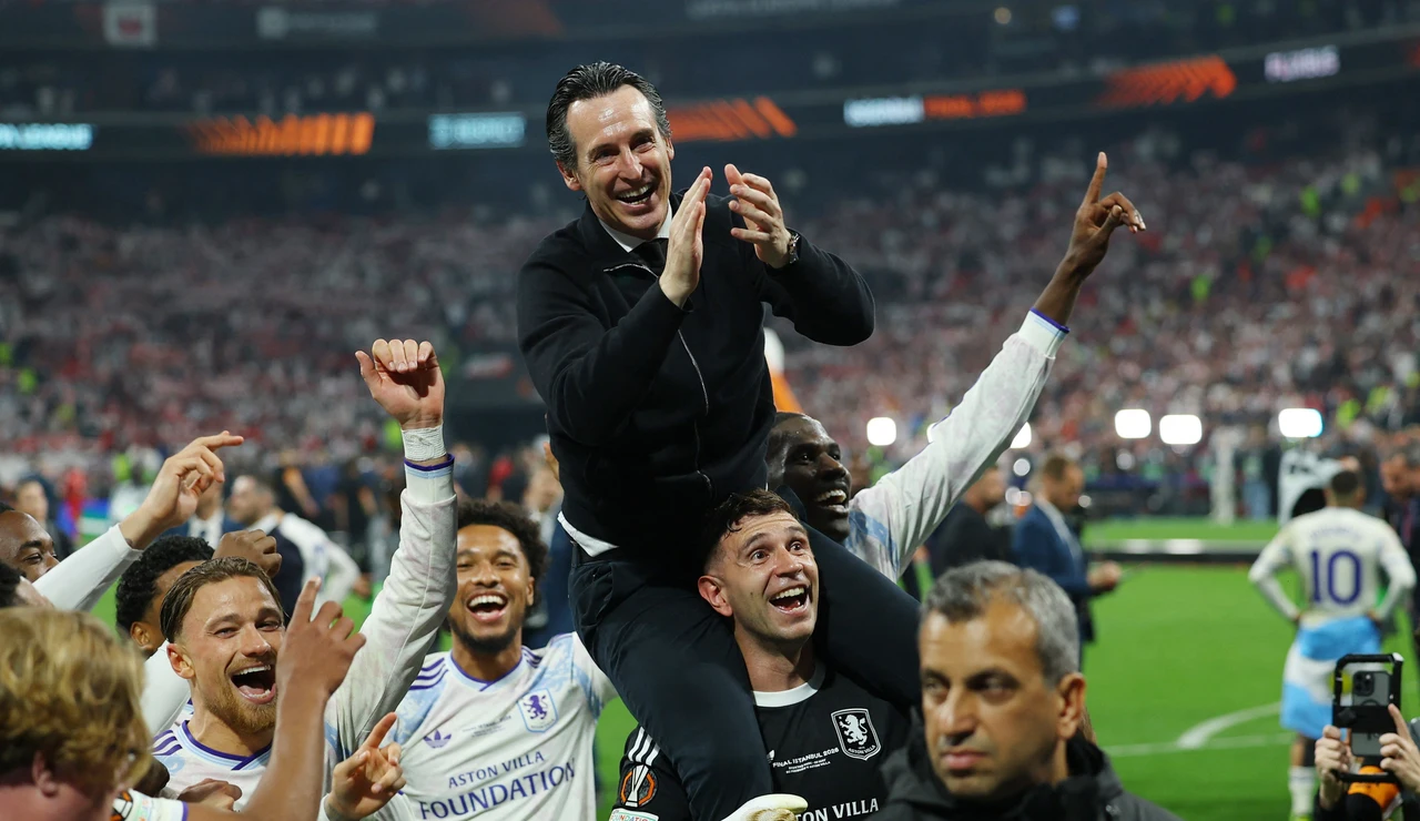 Unai Emery, sobre los hombros del 'Dibu' Martínez