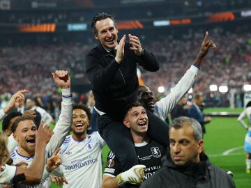 Unai Emery, sobre los hombros del 'Dibu' Martínez Unai Emery, sobre los hombros del 'Dibu' Martínez