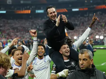 Unai Emery, sobre los hombros del 'Dibu' Martínez Unai Emery, sobre los hombros del 'Dibu' Martínez