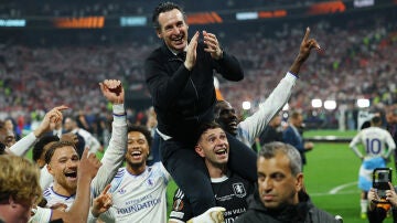 Unai Emery, sobre los hombros del 'Dibu' Mart&iacute;nez