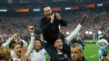 Unai Emery, sobre los hombros del 'Dibu' Martínez Unai Emery, sobre los hombros del 'Dibu' Martínez