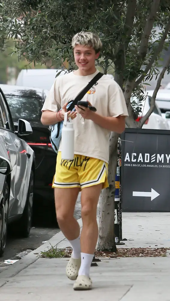 Knox, hijo de Angelina Jolie y Brad Pitt, por Los Angeles en 2026 Knox, hijo de Angelina Jolie y Brad Pitt, por Los Angeles en 2026