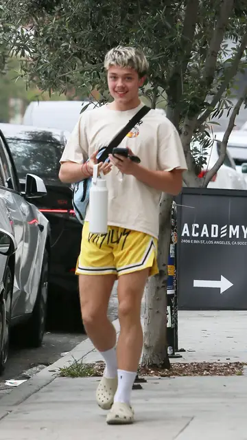 Knox, hijo de Angelina Jolie y Brad Pitt, por Los Angeles en 2026 Knox, hijo de Angelina Jolie y Brad Pitt, por Los Angeles en 2026