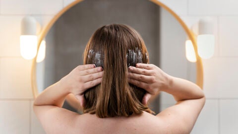 Mujer cuidándose el cabello