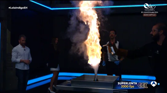 Marron sorprende a Lola Índigo con un espectacular volcán químico en El Hormiguero Marron sorprende a Lola Índigo con un espectacular volcán químico en El Hormiguero