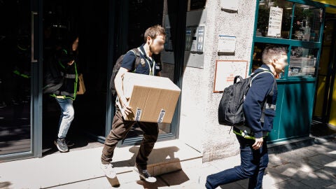Agentes de la Polic&iacute;a Nacional salen de las oficinas de la empresa What The Fav, perteneciente a las hijas de Zapatero, a 19 de mayo de 2026, en Madrid (Espa&ntilde;a). La UDEF ha registrado la oficina del expresidente, as&iacute; como otras oficinas relacionadas con &eacute;l, como la de la empresa de sus hijas, tras darse a conocer la decisi&oacute;n del juez de la Audiencia Nacional Jos&eacute; Luis Calama que ha acordado investigar a Zapatero en el 'caso Plus Ultra' por presunto blanqueo de capitales. 19 MAYO 2026 Carlos...