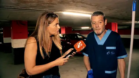 Un hombre muere atrapado entre su furgoneta y una columna: "No sabemos si estaba intentando salir o aparcar" Un hombre muere atrapado entre su furgoneta y una columna: "No sabemos si estaba intentando salir o aparcar"