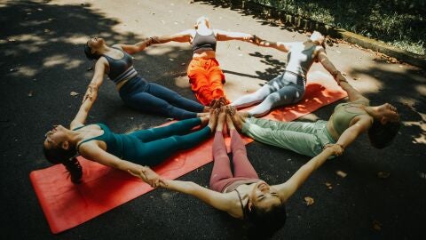 Clase de yoga en despedida de soltera