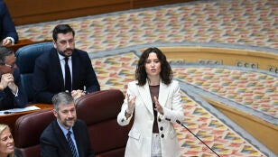La presidenta de la Comunidad de Madrid, Isabel D&iacute;az Ayuso, interviene durante el pleno en la Asamblea de Madrid, este jueves.