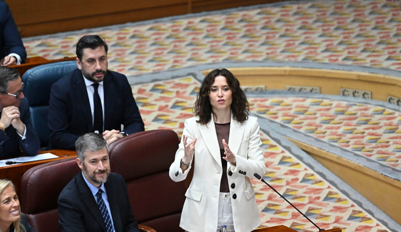 La presidenta de la Comunidad de Madrid, Isabel D&iacute;az Ayuso, interviene durante el pleno en la Asamblea de Madrid, este jueves.