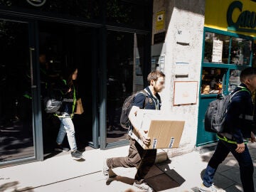 Agentes de la Polic&iacute;a Nacional salen de las oficinas de la empresa What The Fav, perteneciente a las hijas de Zapatero, a 19 de mayo de 2026, en Madrid (Espa&ntilde;a). La UDEF ha registrado la oficina del expresidente, as&iacute; como otras oficinas relacionadas con &eacute;l, como la de la empresa de sus hijas, tras darse a conocer la decisi&oacute;n del juez de la Audiencia Nacional Jos&eacute; Luis Calama que ha acordado investigar a Zapatero en el 'caso Plus Ultra' por presunto blanqueo de capitales. 19 MAYO 2026 Carlos...