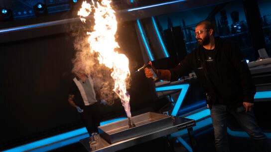 Marron sorprende a Lola &Iacute;ndigo con un espectacular volc&aacute;n qu&iacute;mico en El Hormiguero