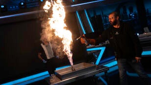 Marron sorprende a Lola &Iacute;ndigo con un espectacular volc&aacute;n qu&iacute;mico en El Hormiguero