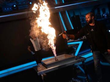 Marron sorprende a Lola &Iacute;ndigo con un espectacular volc&aacute;n qu&iacute;mico en El Hormiguero