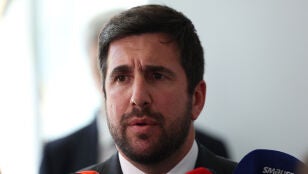 Enrique Riquelme atendiendo a los medios