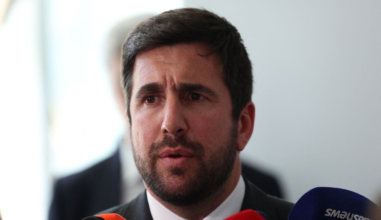 Enrique Riquelme atendiendo a los medios