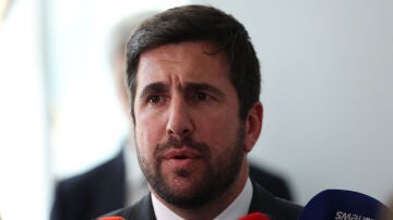 Enrique Riquelme atendiendo a los medios