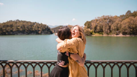 Dos amigas abrazándose