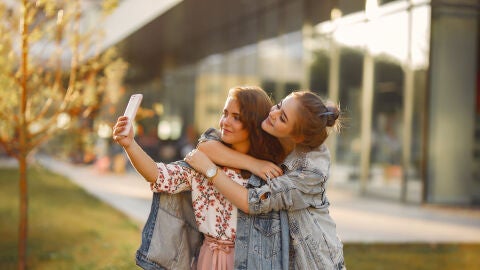 Dos amigas haciéndose una foto
