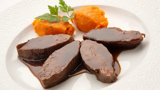 Presa ibérica con boniato, de Karlos Arguiñano: "Una carne jugosa, rica y fácil de hacer" Presa ibérica con boniato, de Karlos Arguiñano: "Una carne jugosa, rica y fácil de hacer"