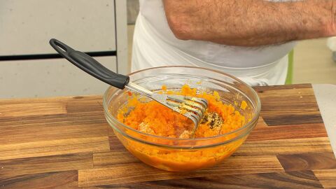 Condimenta con el ajo en polvo, la mostaza, un chorrito de aceite y una pizca de sal