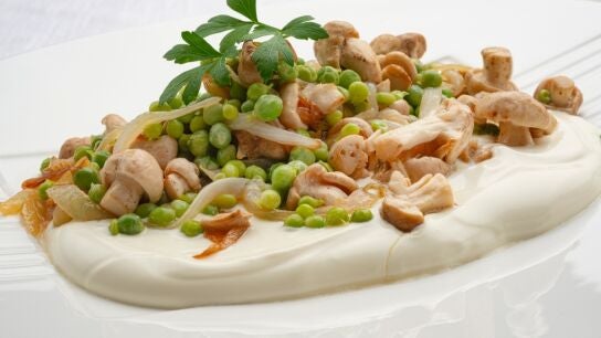 Crema agria con guisantes y xixas