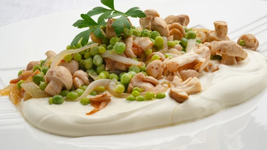 Crema agria con guisantes y xixas Crema agria con guisantes y xixas