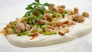 Crema agria con guisantes y xixas