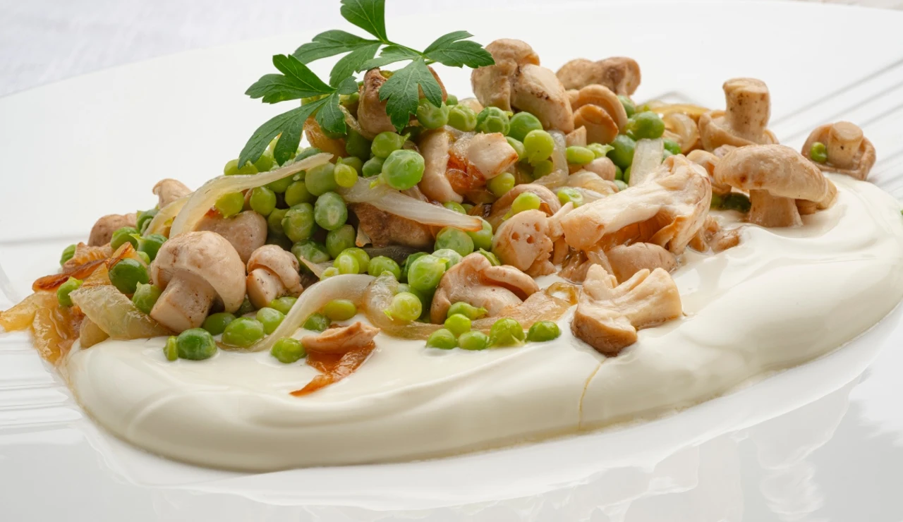 Crema agria con guisantes y xixas