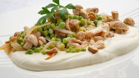 Crema agria con guisantes y xixas