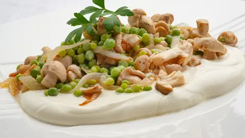 Crema agria con guisantes y xixas Crema agria con guisantes y xixas
