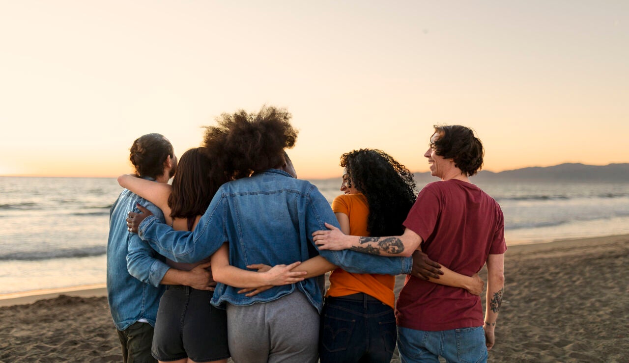 Grupo de amigos en la playa
