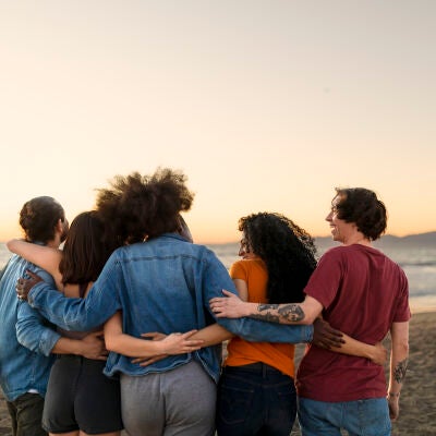 Grupo de amigos en la playa