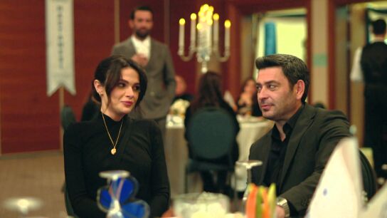 La qu&iacute;mica de Alya y Cihan traspasa la pantalla: gestos, miradas y una diferencia de edad que enciende la serie