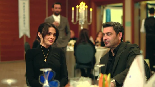 La química de Alya y Cihan traspasa la pantalla: gestos, miradas y una diferencia de edad que enciende la serie La química de Alya y Cihan traspasa la pantalla: gestos, miradas y una diferencia de edad que enciende la serie