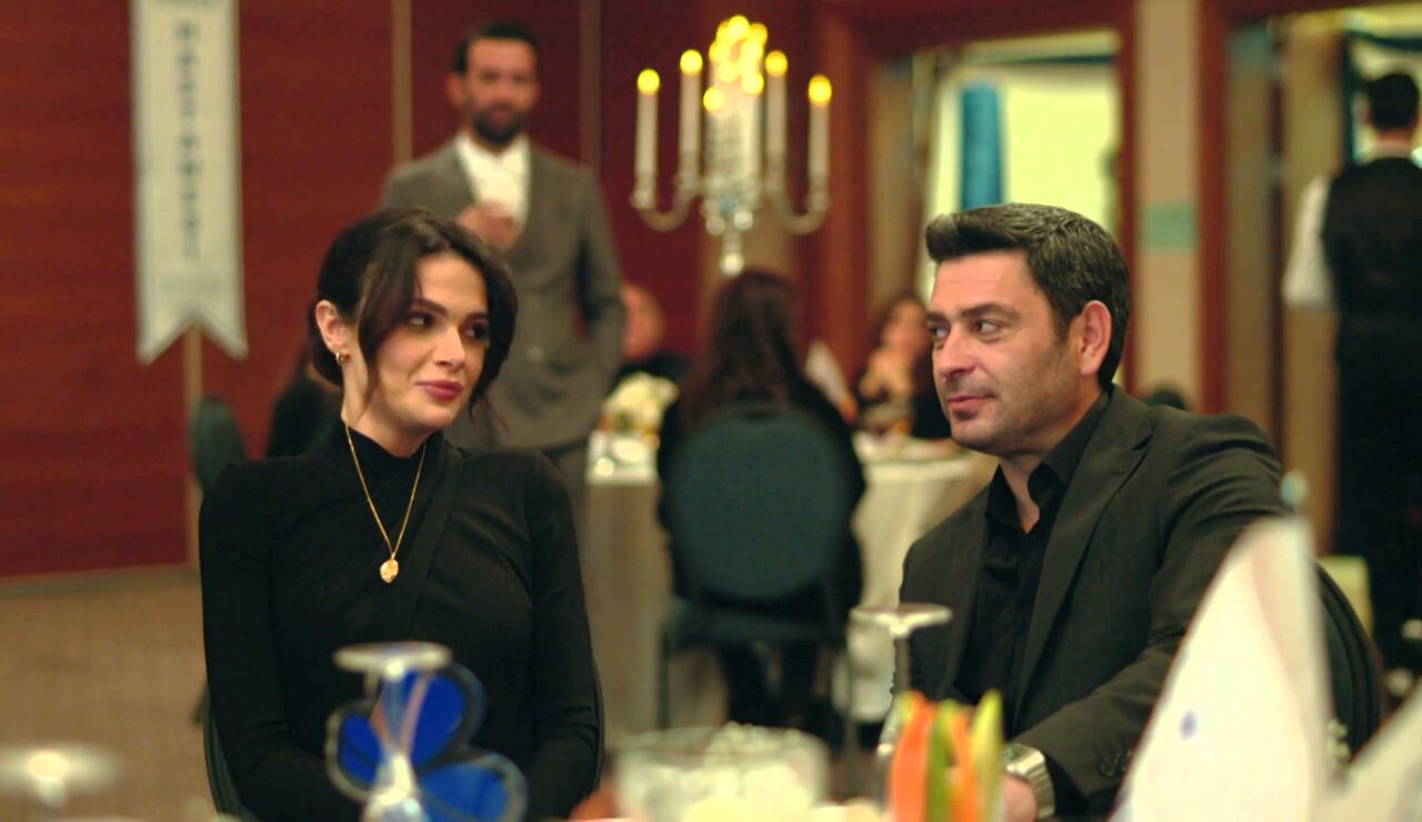 La qu&iacute;mica de Alya y Cihan traspasa la pantalla: gestos, miradas y una diferencia de edad que enciende la serie