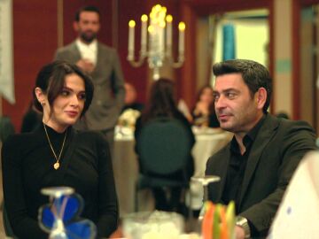 La qu&iacute;mica de Alya y Cihan traspasa la pantalla: gestos, miradas y una diferencia de edad que enciende la serie