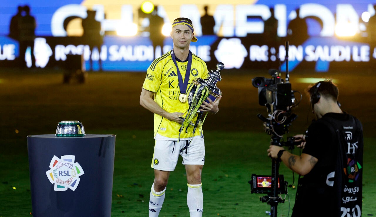 Cristiano Ronaldo posando con el trofeo de la Liga saud&iacute;