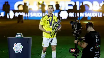 Cristiano Ronaldo posando con el trofeo de la Liga saudí Cristiano Ronaldo posando con el trofeo de la Liga saudí
