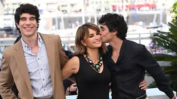 'Los Javis' junto a Penélope Cruz 'Los Javis' junto a Penélope Cruz