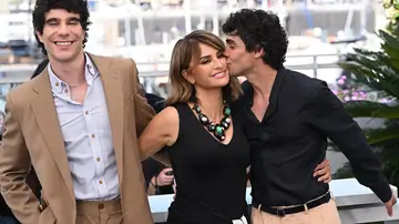 'Los Javis' junto a Penélope Cruz 'Los Javis' junto a Penélope Cruz