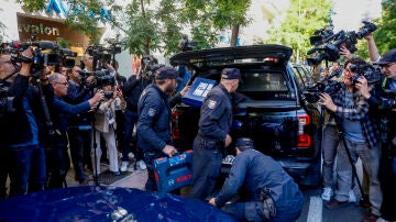 Imagen de los agentes guardando el material incautado 