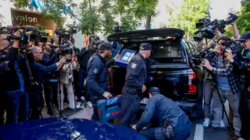 Imagen de los agentes guardando el material incautado Imagen de los agentes guardando el material incautado