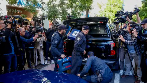 Imagen de los agentes guardando el material incautado Imagen de los agentes guardando el material incautado