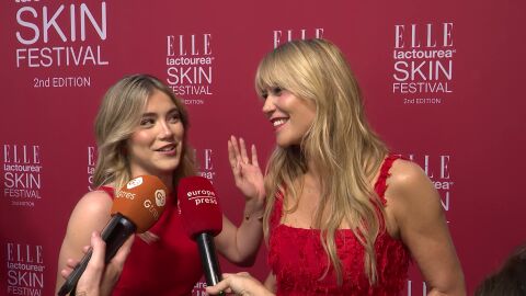 Raquel Meroño y su hija Martina Carbones hablando con la prensa