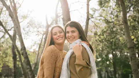 Dos amigas en un parque Dos amigas en un parque